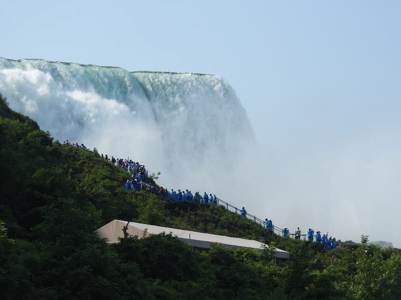 Trekking after the maid of mist niagara