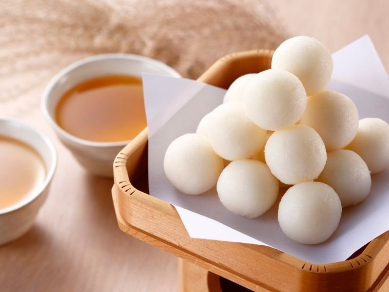 Delicious Japanese Seasonal Food Guide: Eat Like a Local in Japan 33 Tsukimi dango Japan